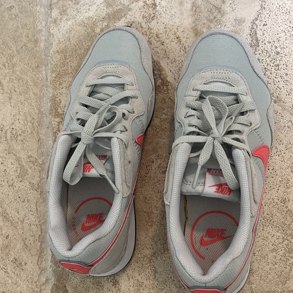 Womens Nike Venture Runner size 8.5 - Picture 2 of 4